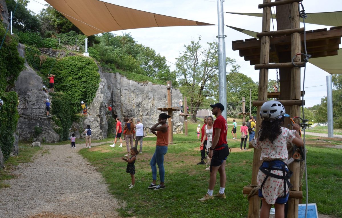 Les enfants s'essayent à l'acro-branche, site de la Malcombe © Lilou B.