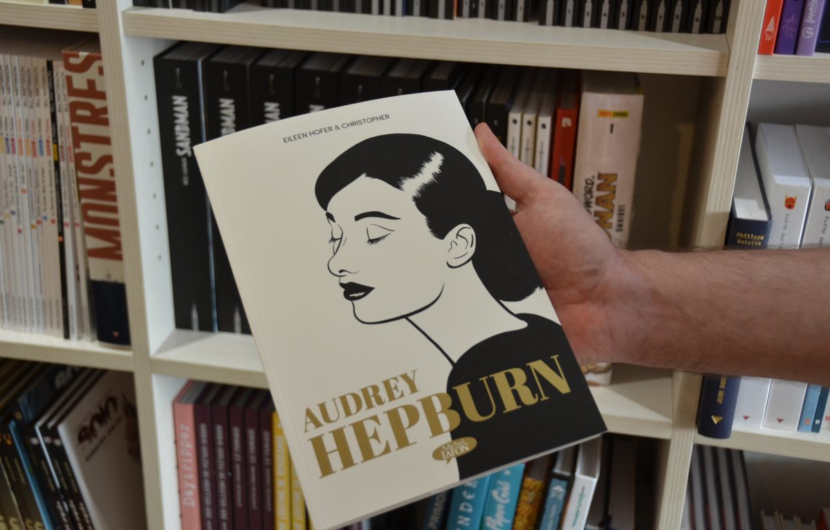 Thierry présente la nouvelle biographie BD d'Audrey Hepburn, d'Eileen Hofer & Christopher, (éditions Michel Laffont, juin 2023) <span class='copyright'>© Lilou B.</span>