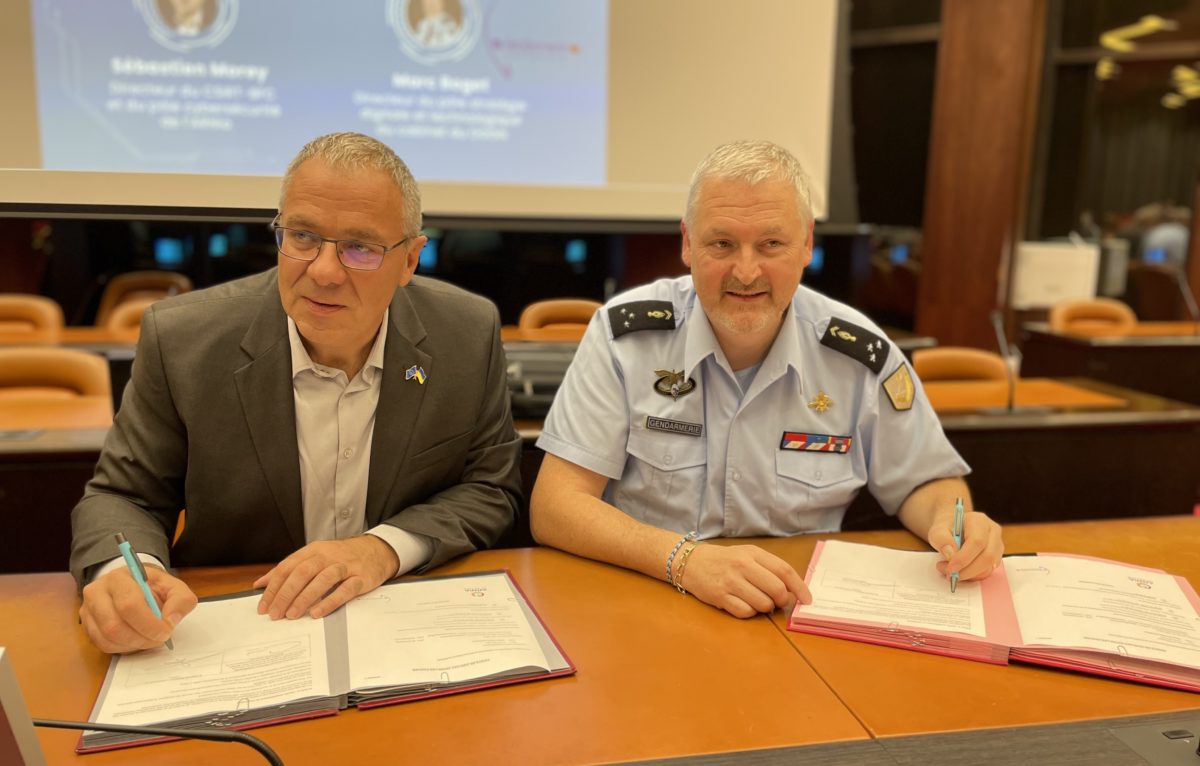 L’ARNia, présidée par Patrick Molinoz et la gendarmerie nationale, représentée par Marc Boget, directeur de la stratégie digitale et technologique, ont signé une convention de partenariat, le 22 septembre 2023. © ARNia