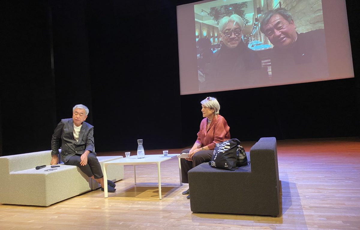 Kengo Kuma et Catherine Cadou, traductrice. En image de fond, l'architecte et son ami Ryuichi Sakamoto. © Alexane Alfaro