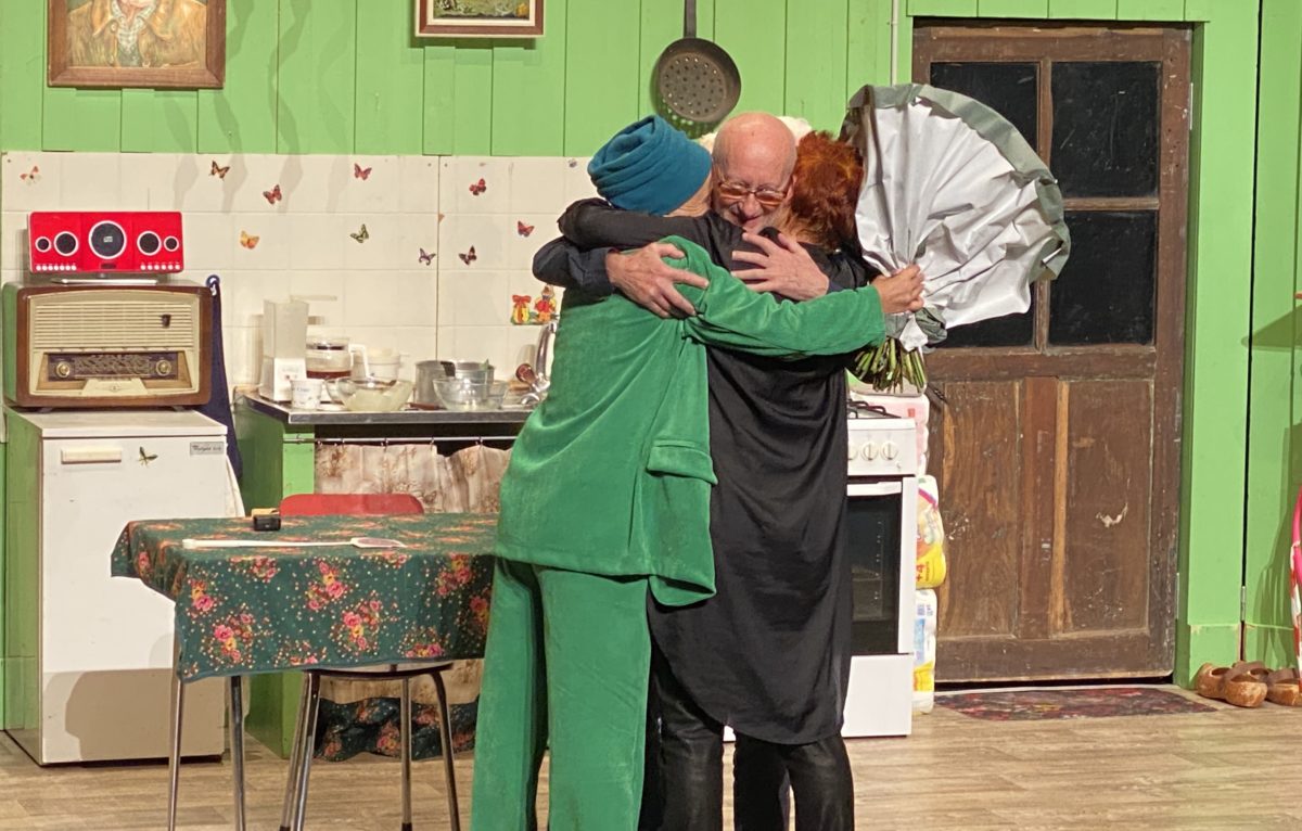 Le câlin de la fin de la première avec Conie, Lola Sémonin et Gérard Bôle du Chaumont. © Alexane Alfaro