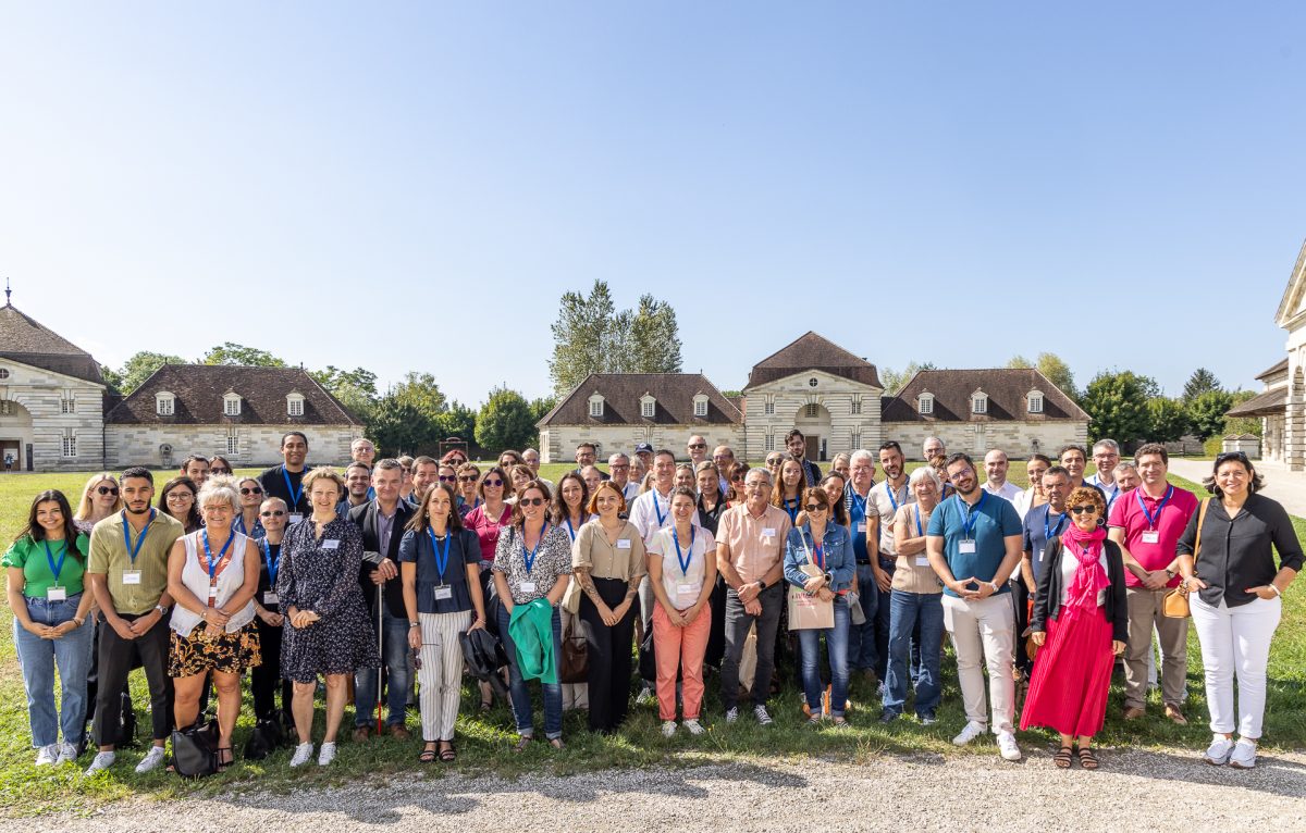 Le séminaire du réseau Initiative en Bourgogne-Franche-Comté s'est déroulé devant la Saline Royale d'Arc-et-Senans. © Yoan Jeudy