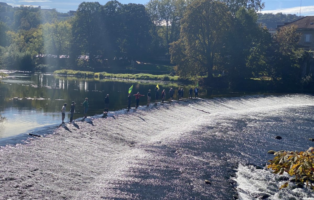 Des militant(e)s EELV en chaine humaine lundi 16 octobre sur le barrage du parc Micaud à Besançon. © Alexane Alfaro