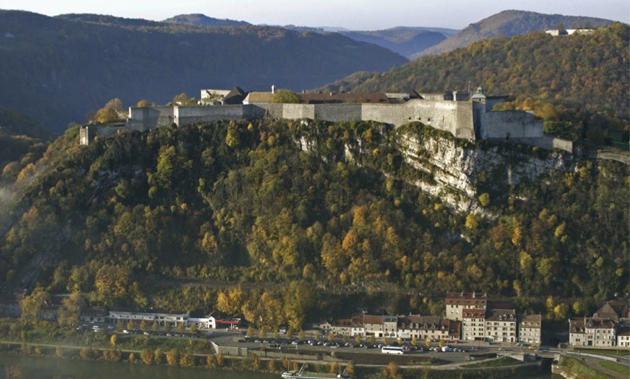 La citadelle, le fort Griffon et l’enceinte urbaine composée de tours bastionnées constituent ensemble le site de Besançon, l’un des douze sites majeurs de Vauban inscrits sur la Liste du patrimoine mondial de l’UNESCO.  © © Ville de Besançon