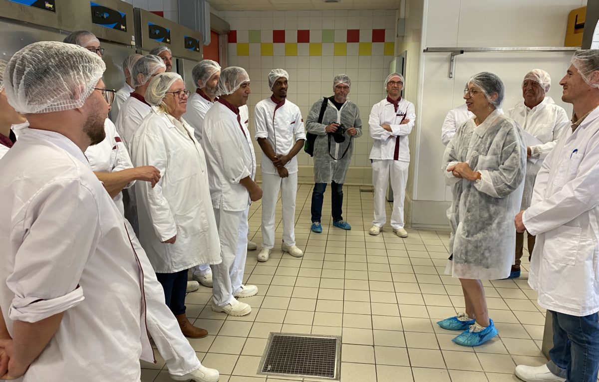 Anne Vignot face aux membres du personnel de la cuisine municipale de Besançon. © Alexane Alfaro