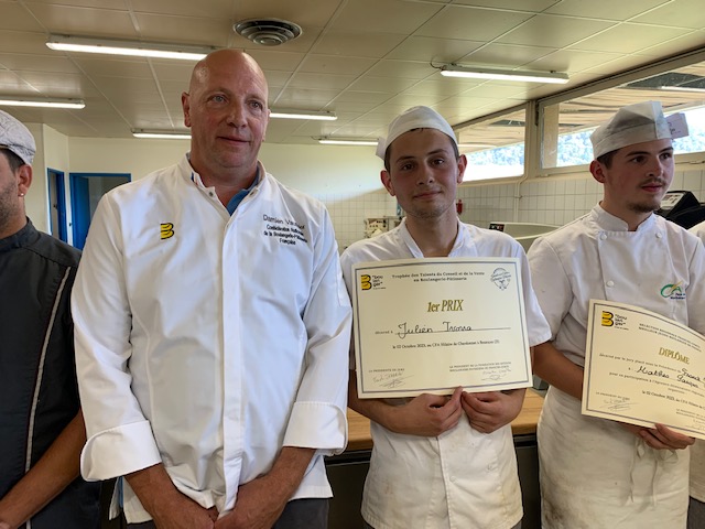 Julien Ivorra, issu du CFA de Belfort, avec pour maître d’apprentissage Frédéric Toussaint, a remporté la première place pour le concours du meilleur jeune boulanger de France. ©  Union patronale boulangerie du Doubs