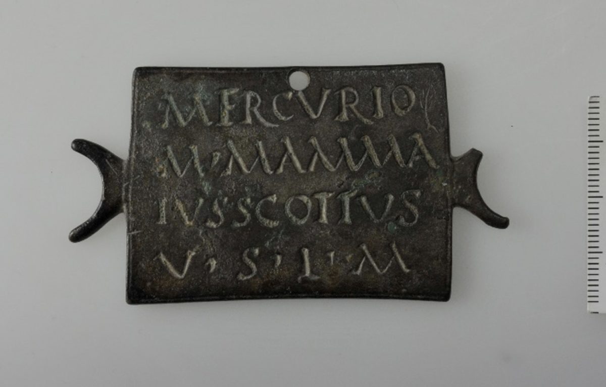 Plaquette en alliage cuivreux portant une inscription, offerte par un certain Marcus Mammaius Scottus au dieu Mercure afin de le remercier d’avoir exaucé son vœu, trouvée dans le Doubs à Besançon vers 1830 © Collection du musée des beaux-arts et d’archéologie de Besançon