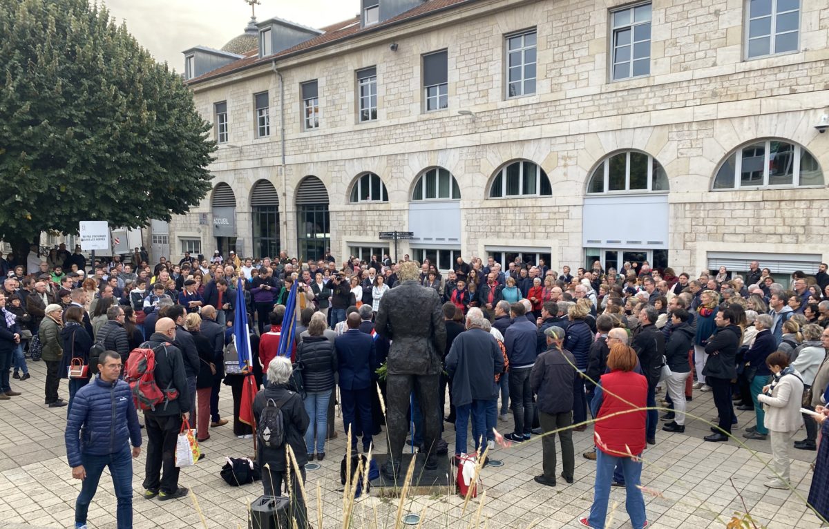 Rassemblement en hommage à Samuel Party et Dominique Bernard lundi 16 octobre à Besançon. © Alexane Alfaro