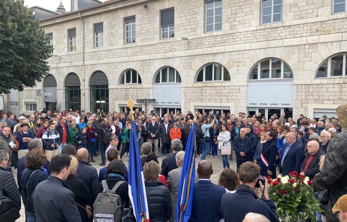 Rassemblement en hommage à Samuel Party et Dominique Bernard lundi 16 octobre à Besançon. © Alexane Alfaro
