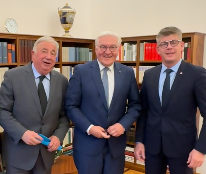 Président de la République fédérale d’Allemagne M. Frank-Walter Steinmeier, aux côtés des Présidents Larcher et Perrin. © Communication Cédric Perrin