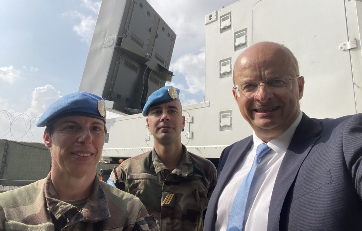 Christophe Grudle avec les artilleurs du 1er RA de Bourogne. © Photo libre de droit