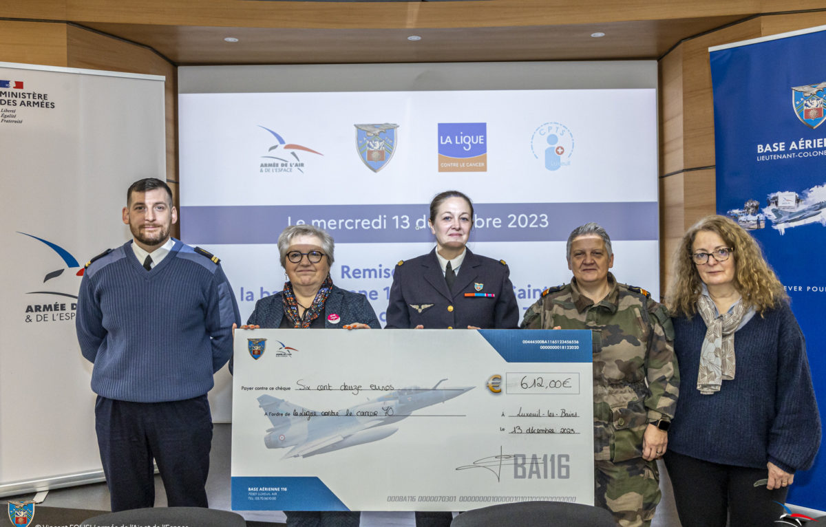 Le mercredi 13 décembre 2023, le Colonel Anne LABADIE, commandant la base aérienne 116 de Luxeuil-les-bains, remet un cheque à la ligue contre le cancer 70. © BA 116