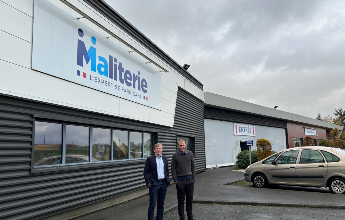L.Crepin et S.Comptour devant l’usine principale Maliterie située au Mans. ©