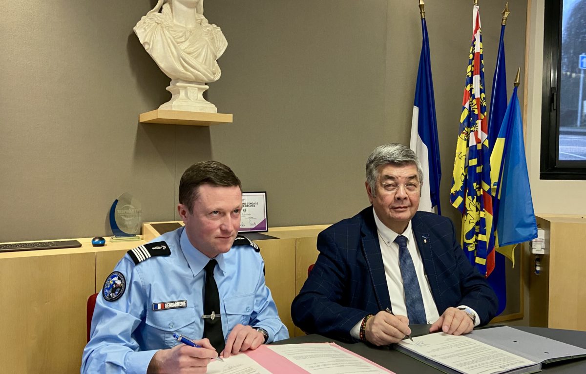 Le colonel Lionel James et le maire d'École-Valentin Yve Guyen, signent la convention de déport des images de vidéo-protection. © Élodie R.
