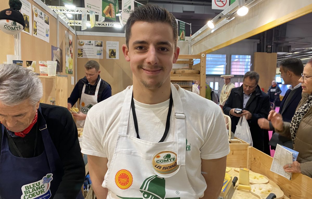 Luc Ernst, producteur de lait à Mont-de-Laval pour la fruitière de Suchaux aux Fins © Hélène Loget