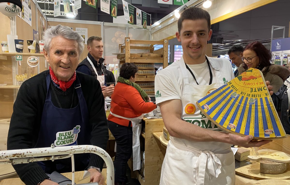 Luc Ernst, producteur de lait à Mont-de-Laval pour la fruitière de Suchaux aux Fins, au Salon international de l'agriculture à Paris le 27 février 2024 © Hélène Loget