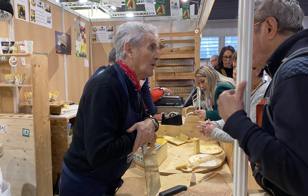 La fruitière de Suchaux aux Fins, au Salon international de l'agriculture à Paris le 27 février 2024 © Hélène Loget