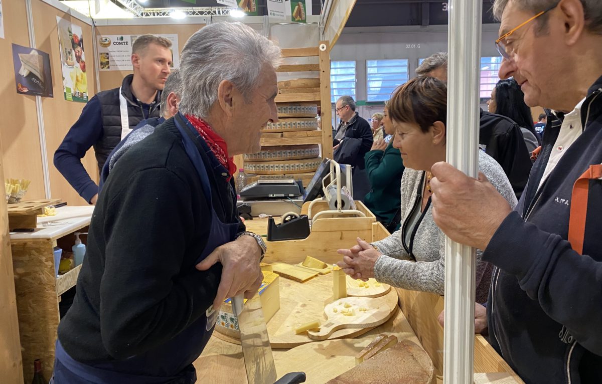 La fruitière de Suchaux aux Fins, au Salon international de l'agriculture à Paris le 27 février 2024 © Hélène Loget