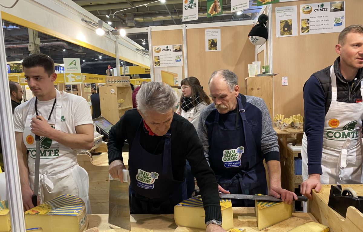 La fruitière de Suchaux aux Fins, au Salon international de l'agriculture à Paris le 27 février 2024 © Hélène Loget