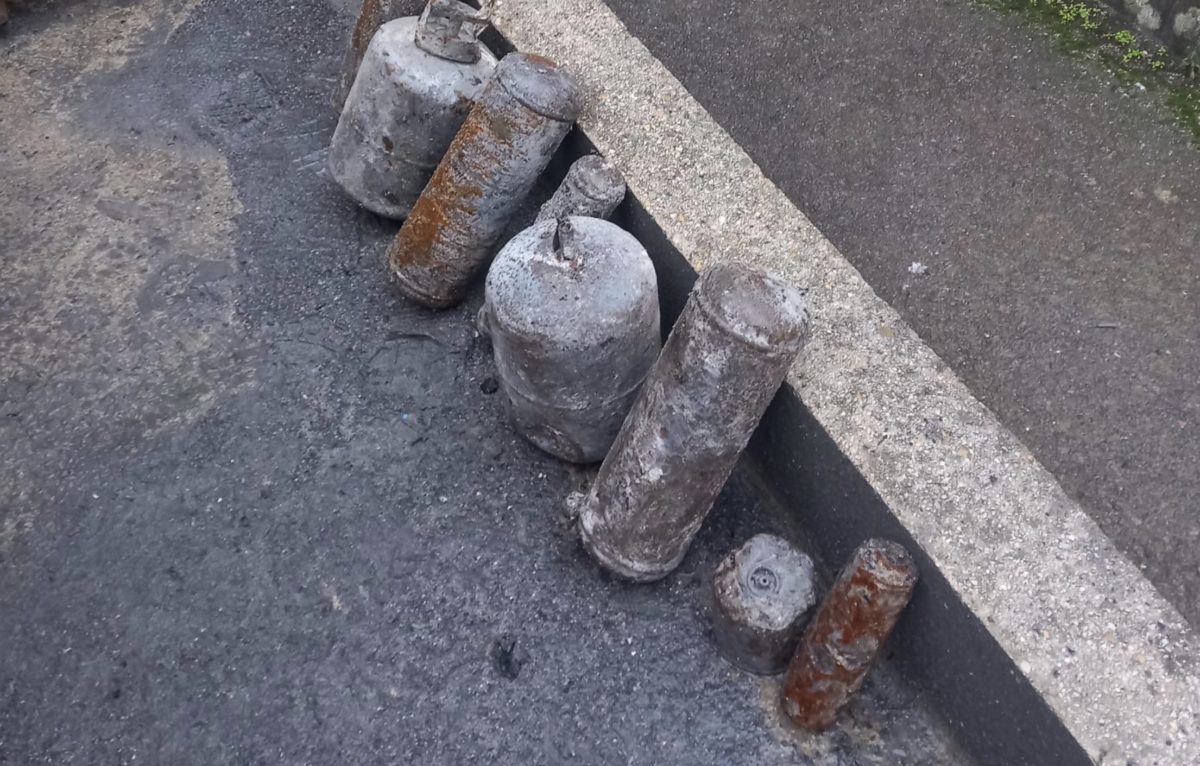 Bouteilles de gaz, d'hélium et de protoxyde d'azote retrouvées dans les mâchefers de l'usine d'incinération. © Sybert