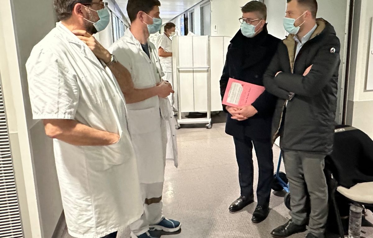 Ian Boucard et Cédric Perrin en visite aux urgences de l'HNFC. © DR