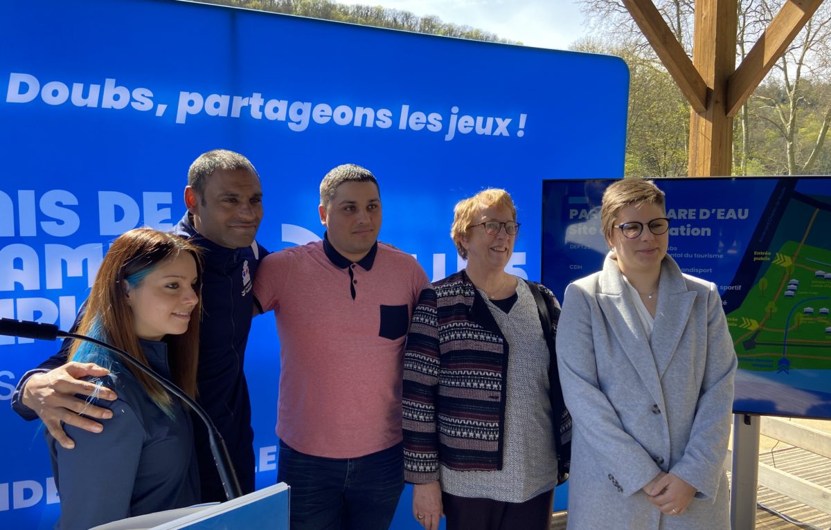 Les relayeurs de la flamme olympique du Département du Doubs. © Élodie R.