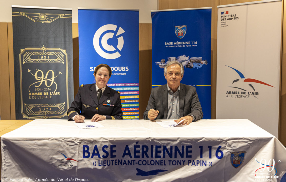 Le lundi 25 Mars 2024, le Colonel Anne LABADIE, commandant la base arienne 116 de Luxeuil-les-bains signe une convention ProMilès avec Monsieur Jean-luc QUIVOGNE, president de la CCI Saône-Doubs. © Vincent Folisi / armée de l'air et de l'espace