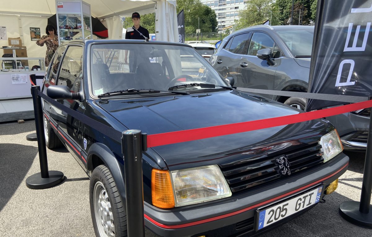 Le passé toujours présent avec cette 205 GTI très photographiée lors de cette foire comtoise 2024. © Élodie R.