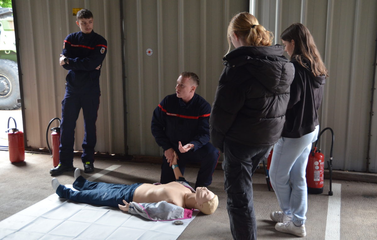 Démonstration secours à la personne pour un groupe de collégiens © Zoé Coutelle