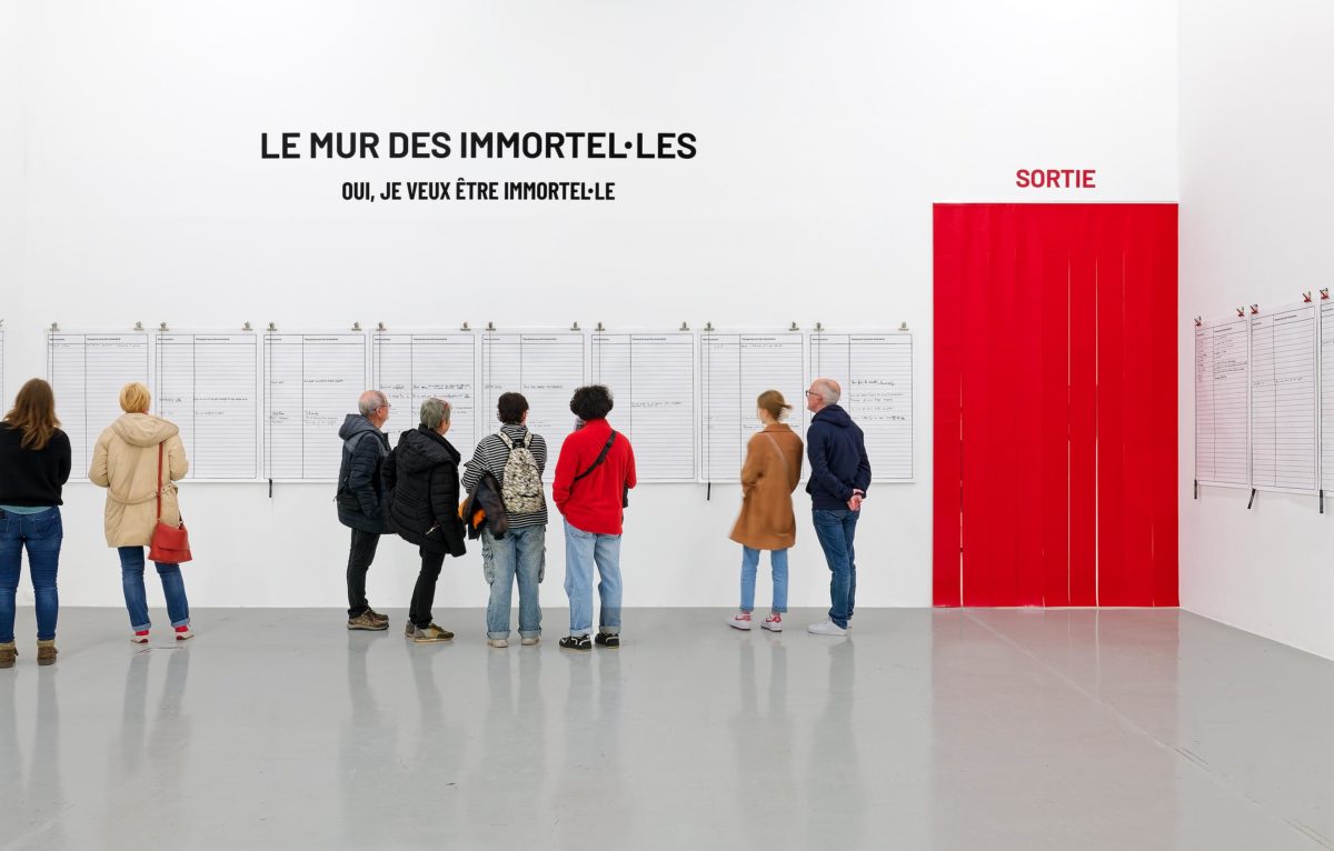 Esther Ferrer, Le mur des immortel.les, 1987 – 2024, Frac Franche Comté. © Adagp, Paris 2024. © Blaise Adilon