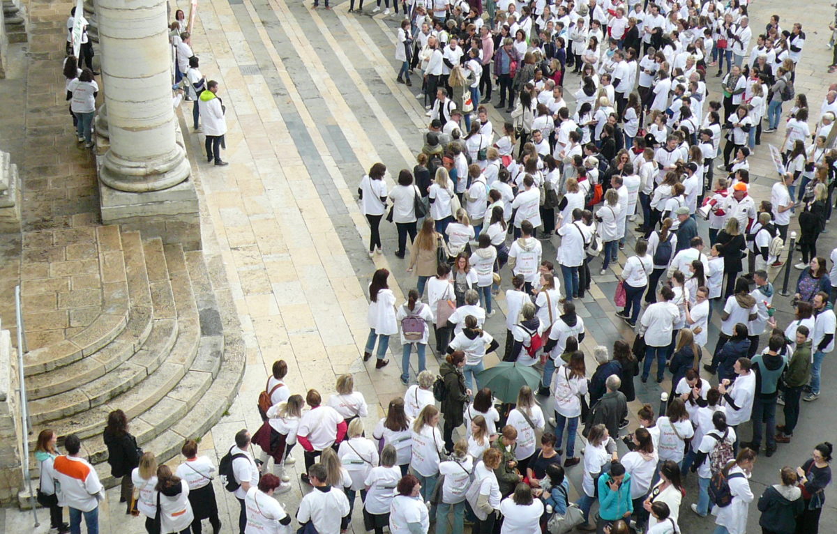 Les pharmaciens sur la place du 8 septembre. © Libre de droits