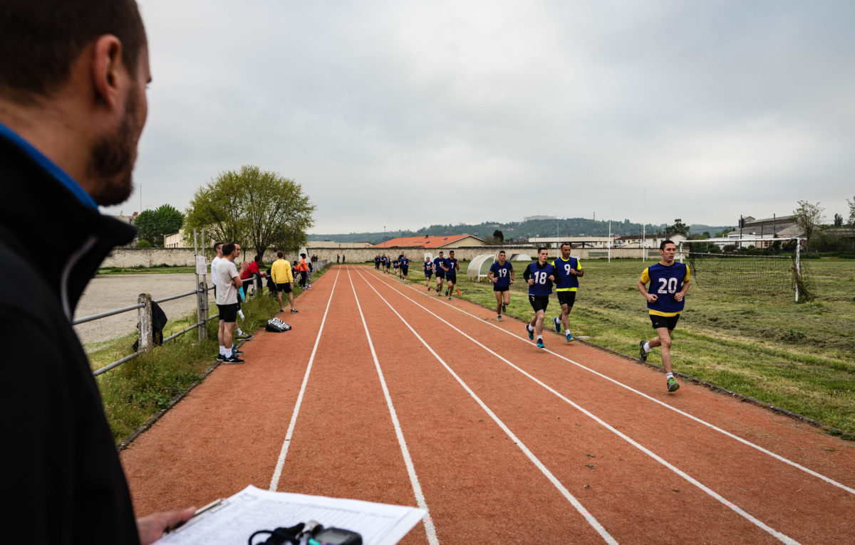 Épreuve du cooper : courir la plus grande distance en 12 minutes. À l'appel de leurs noms, les participants prennent un dossard puis s'alignent sur la ligne de départ. Au coup de sifflet, c'est parti pour 12 minutes.

Élément indispensable dans la notation des militaires, l'évaluation des capacités physiques se fait au travers des CCPM. Ces épreuves sportives se font en cinq parties qui sont : des abdominaux, grimper à la corde, courir en 12 minutes la plus grande distance (le cooper) une épreuve de natation et une course de 8 km en treillis et rangers.

Du 10 au 13 avril, je me suis rendu au 48e régiment de transmission d’Agen. Durant ce séjour, je me suis focalisé sur la vie de cette unité, les activités qui animent son quotidien. Ainsi j’ai pu photographier les couleurs régimentaires, les rapports de compagnies, les épreuves de sport annuel, des formations de spécialités, de l’entraînement sur les matériels majeurs, une journée cohésion et bien d’autres activités. Une semaine bien chargée, mais qui résume bien la vie de cette formation. ©