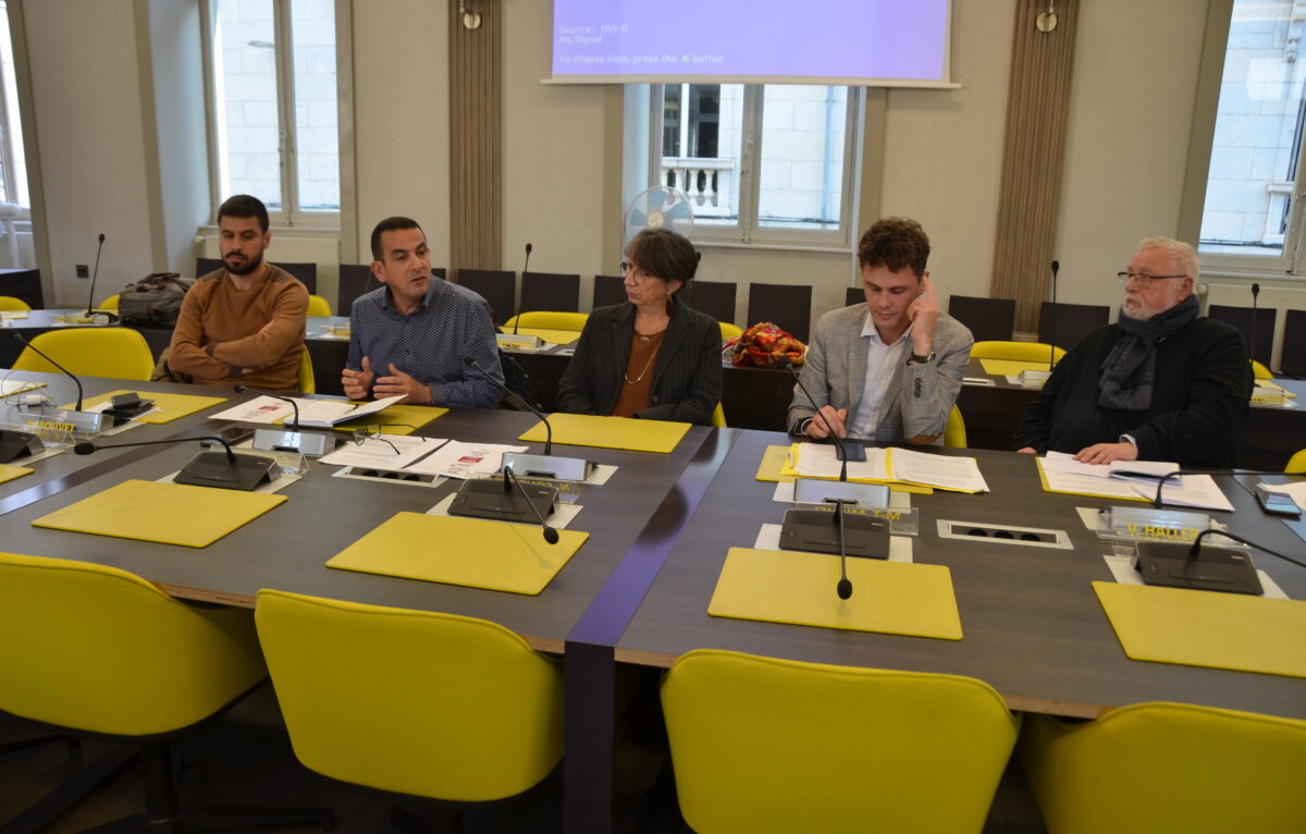Hasni Alem, adjoint de quartier (Palente – Orchamps – Clairs-Soleils – Vareilles), Abdel Ghezali, adjoint en charge des sports, des équipements sportifs, Anne Vignot, maire de Besançon, Anthony Poulin, adjoint en charge des finances, de la commande publique, de la mise en œuvre des objectifs de développement durable, de la coordination des actions en matière de résilience et Gilles Spicher, adjoint en charge de la santé, de l’hygiène, de la commission de sécurité. © Alexane Alfaro