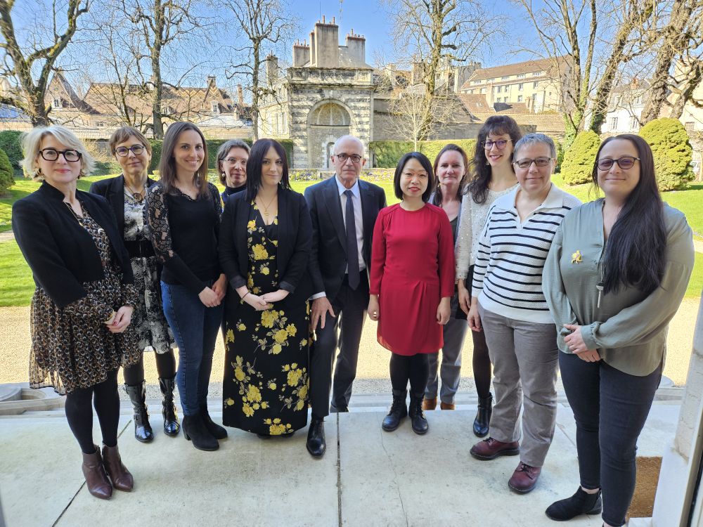 De gauche à droite
Isabelle Gandré, déléguée départementale aux droits des femmes et à l'égalité, Caroline Terrand, déléguée régionale adjointe aux droits des femmes et à l'égalité, Manon Genisson, Anne Coste de Champeron, Secrétaire générale pour les affaires régionales, Lucile Vukovic, Paul Mourier, Préfet, Anne NGuyen, Virginie Bianchi, Nolwen Di Domizio, Christine Mouyon, Letizia Iacovelli © Prefecture de Bourgogne Franche-Comté 