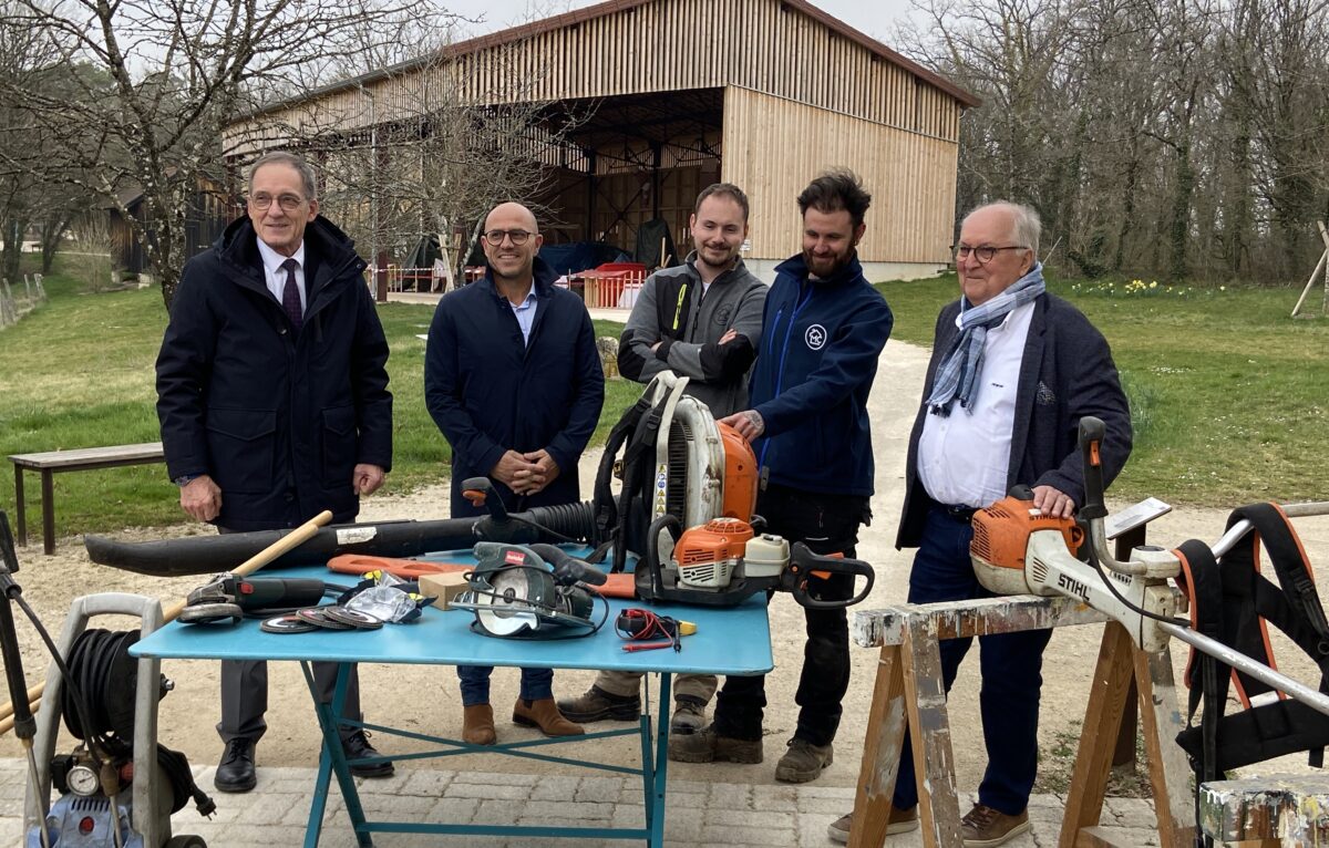 Remise de dons en présence de Gabriel Beaulieu, Ludovic Fagaut et une partie du musée des Maisons comtoises : Michael Boissenin et Pierre Contoz. © Élodie R.