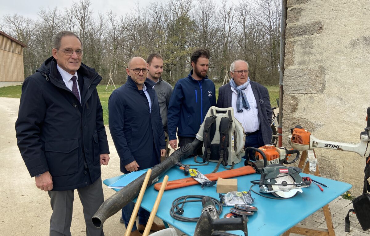 Remise de dons en présence de Gabriel Beaulieu, Ludovic Fagaut et une partie du musée des Maisons comtoises : Michael Boissenin et Pierre Contoz. © Élodie R.