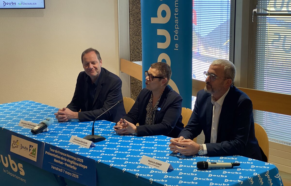 Christiant Prudhomme, directeur du Tour de France, Christine Bouquin, présidente du Département du Doubs et Patrick Genre, maire de Pontarlier. © Alexane Alfaro