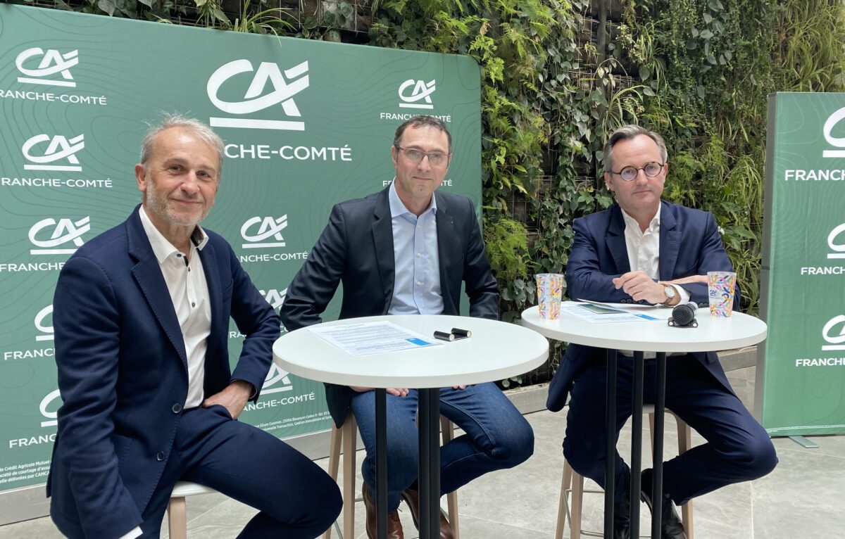 De gauche à droite : Franck Bertrand, actuel directeur général de la caisse régionale du Crédit Agricole France-Comté, Sylvain Marmier  , président de la caisse régionale et Matthieu Boraud, nouveau directeur général de la caisse régionale du Crédit Agricole France-Comté. © Hélène Loget