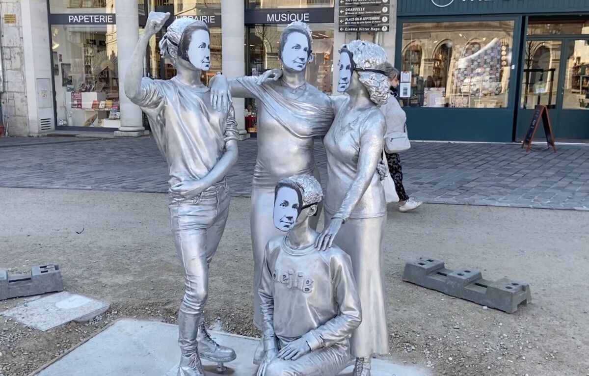  ©