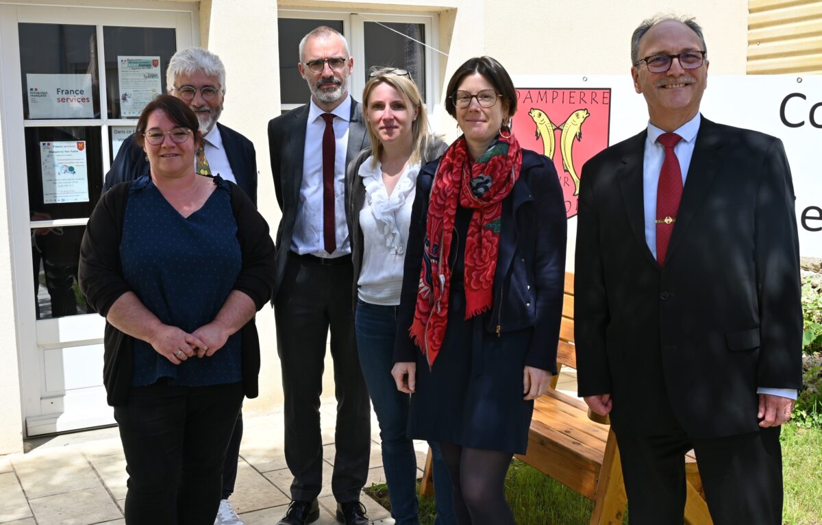 De gauche à droite : Angélique Genois (conseillère France Service), Régis Villeneuve (Maire de Dampierre-sur-Salon), Romain Royet (Préfet de la Haute-Saône), Valérie Taponnot (conseillère France Service), Isabelle Spagnol (Directrice de l’Urssaf Franche-Comté), Pierrick Lozé (Sous-Préfet de Lure en charge des Frances Services). © Urssaf Franche-Comté