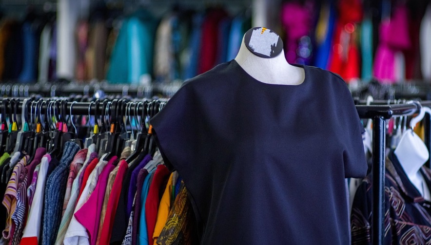 https://pixabay.com/fr/photos/friperie-v%C3%AAtements-mode-mannequin-8266036/ © Pixabay
