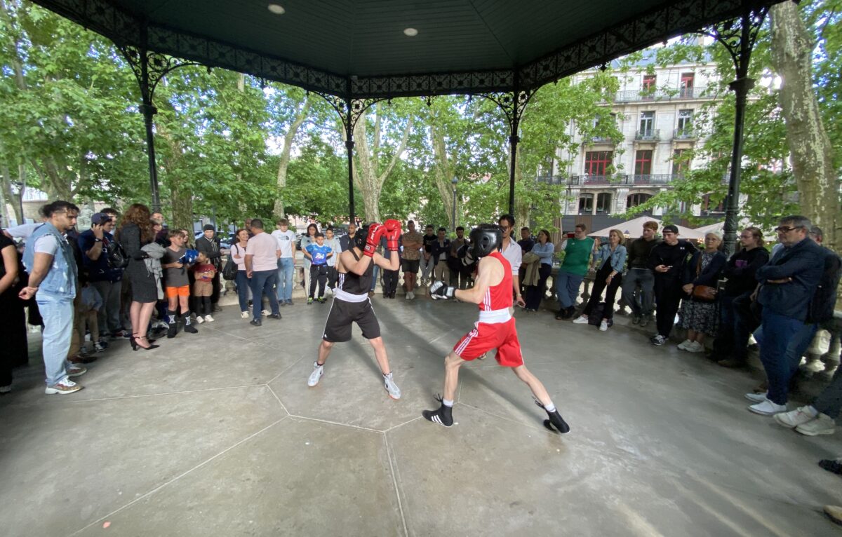 Démo de boxe sous le kiosque de Granvelle pour l'inauguration. © Alexane Alfaro