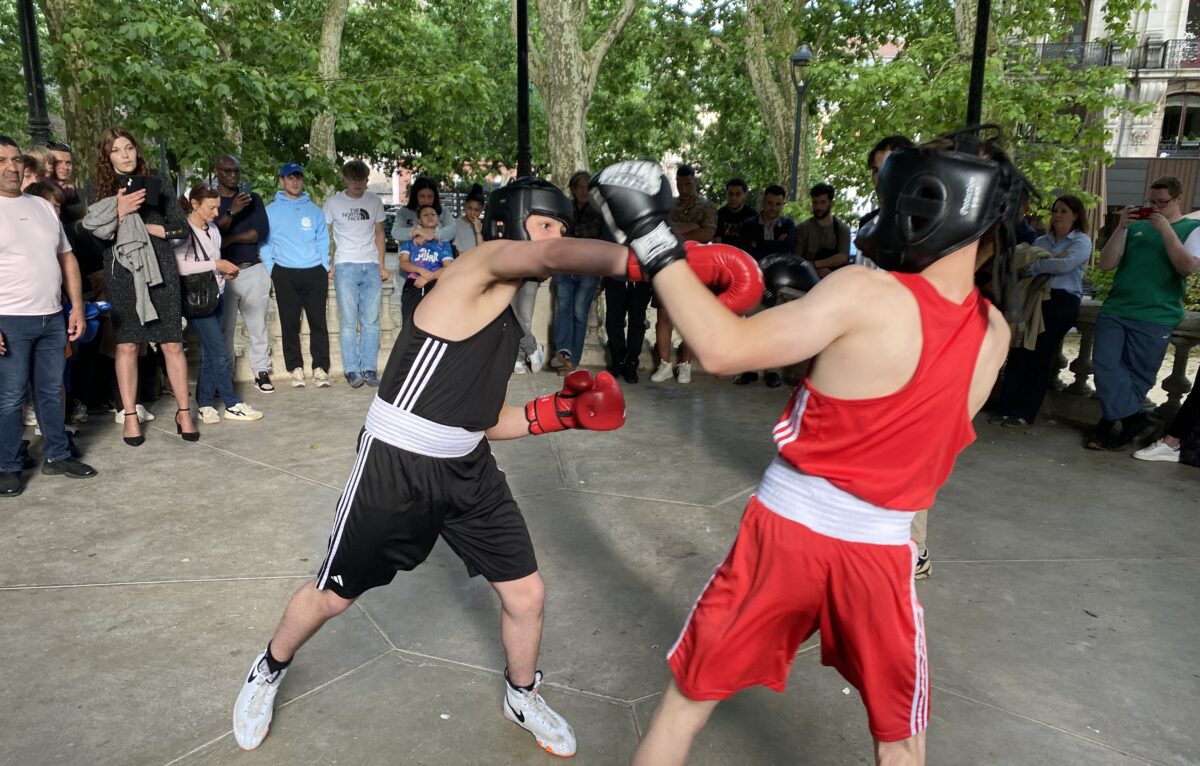 Démo de boxe sous le kiosque de Granvelle pour l'inauguration. © Alexane Alfaro