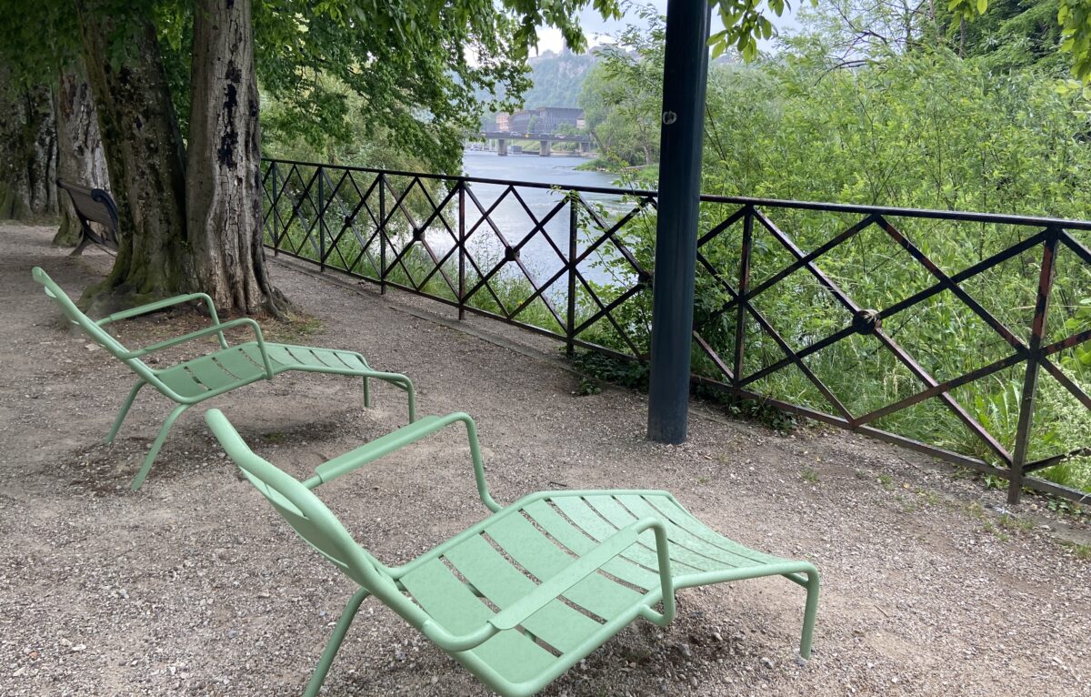 Mobilier urbain installé au Parc Micaud, un projet issu de la saison 1 du budget participatif.  © Élodie R.