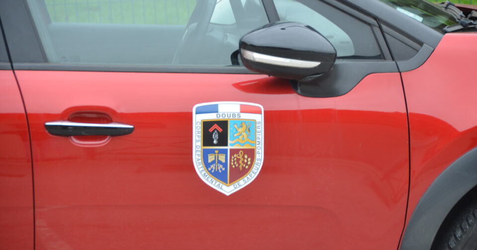 Accident aux Fins : une voiture finit sur le toit • macommune.info