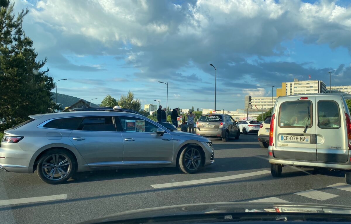 Ce lundi dès 7h15, les taxis étaient déjà en position au rond-point du CHU Minjoz.  © mCi