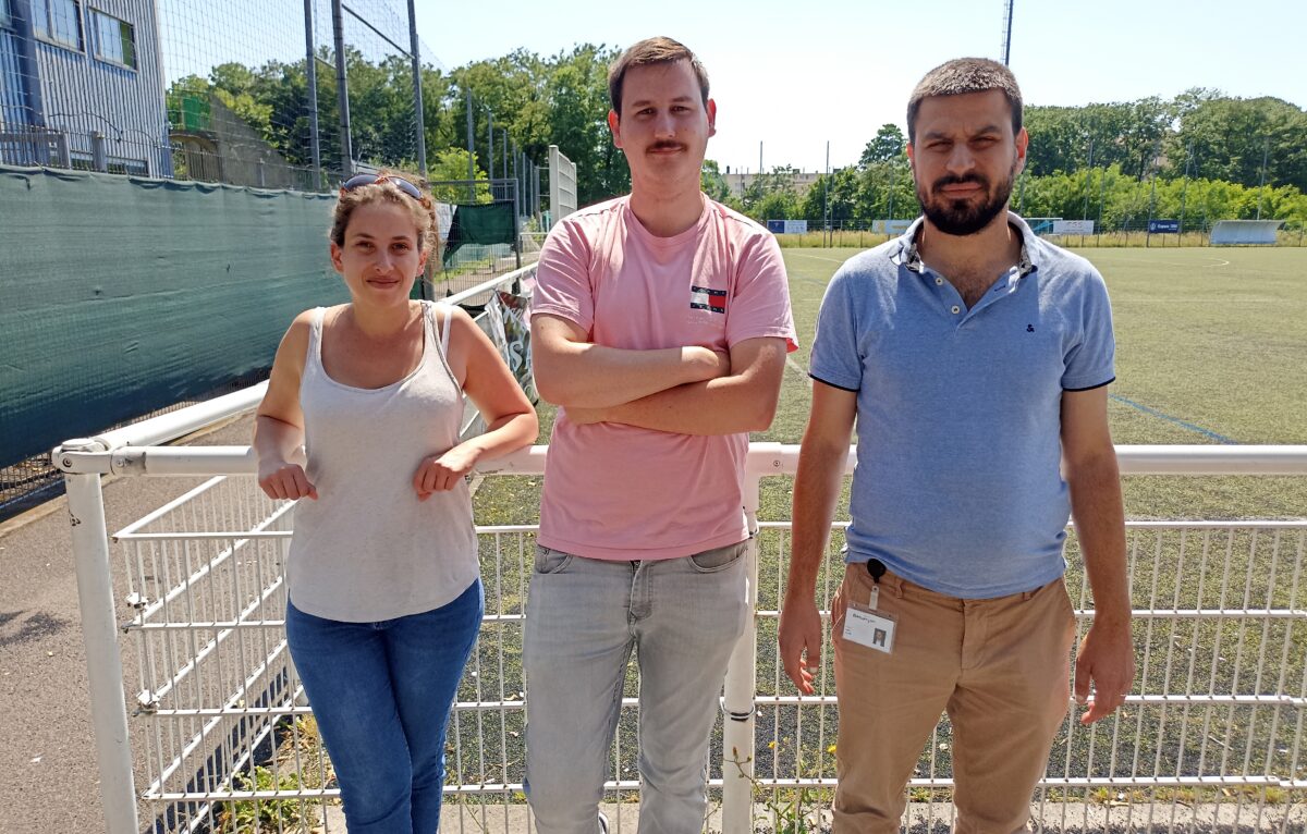 Inès Khodja, secrétaire du PCF chargée de l’organisation, Marc Petronelli, secrétaire général des Jeunes communistes du Doubs et Hasni Alem, adjoint PCF à la maire de Besançon. © Tom Babouhot