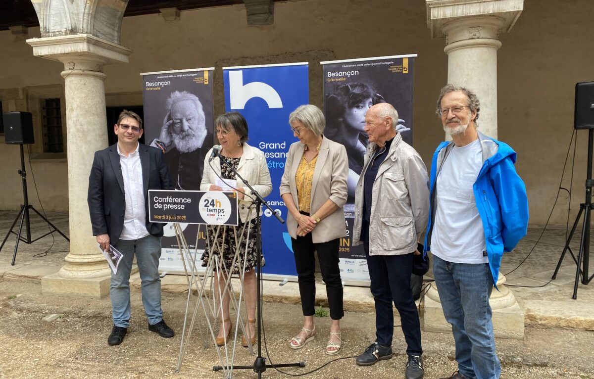 De gauche à droite : Bruno Marion,  directeur de la station radio ici Besançon, Anne Vignot, présidente de Grand Besançon Métropole, Catherine Barthelet, vice-présidente en charge du projet de territoire au Grand Besançon Métropole, Jean-Loup Caron, président de l’association française des amateurs d’horlogerie et Bernard Dulmet, président de la Société française des microtechniques et de chronométrie (SFMC).  © Hélène Loget