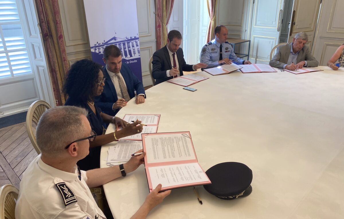 Les signataires du protocole pour mieux accompagner les familles de victimes d’accidents mortels de la route
 © Hélène Loget