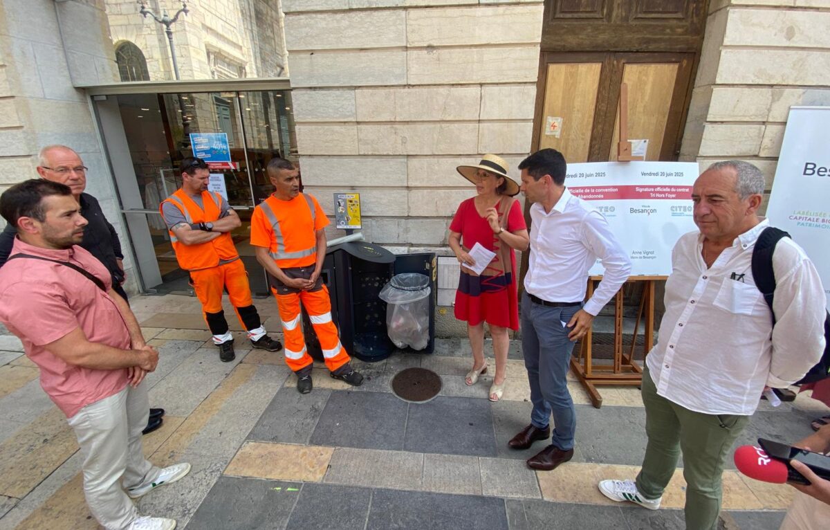 Bastien Ducret, chef du service Propreté à la Ville de Besançon, Daniel Mourot, directeur du département Mobilités au Grand Besançon, Atemane Berkane, chef d'équipe du service Propreté de la Ville, Anne Vignot, maire de Besançon, Thomas Flusin, directeur régional de Citeo, et André Terzo, vice-président en charge du tri des déchets au Sybert. © Alexane Alfaro